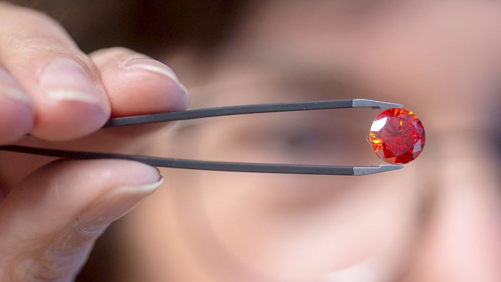 Ein Diamant aus Asche kostet mehrere tausend Euro. (Archivbild) Foto: Harald Tittel