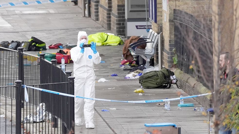 Kleidung und Rucksäcke auf dem Boden: Am Bahnhof der Stadt Huntingdon dauern die Ermittlungen an. Foto: Joe Giddens
