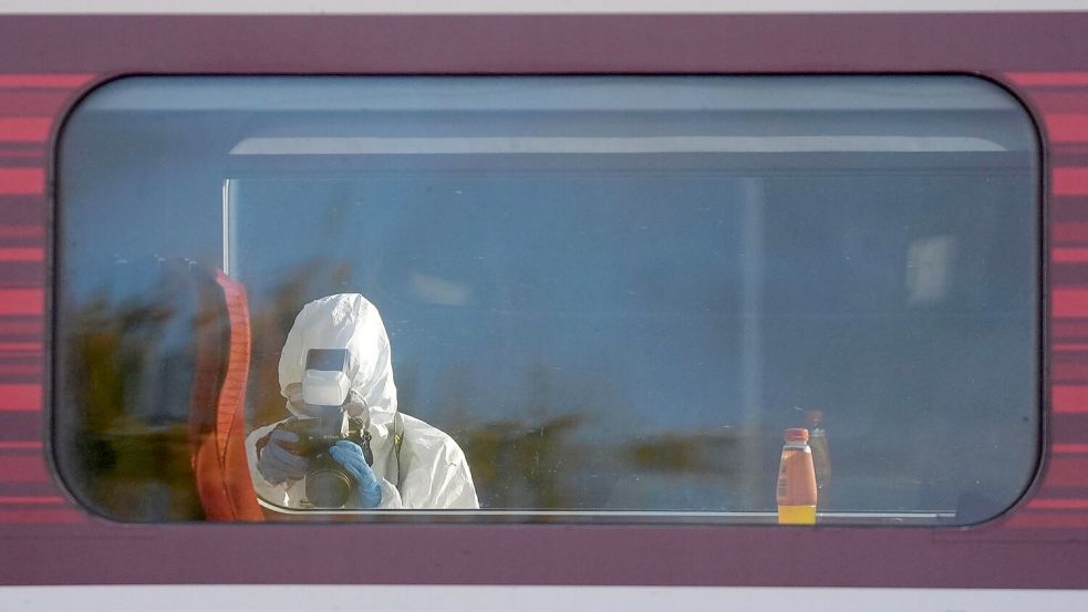 Forensiker untersuchen den Zug, in dem es zu dem verheerenden Angriff kam. Foto: Joe Giddens