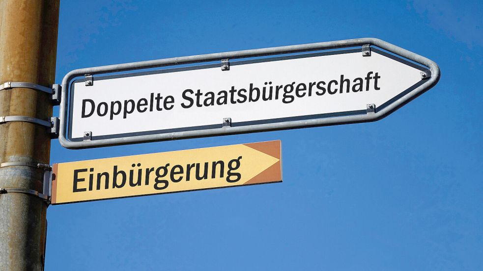 Falsche Richtung? Die Union würde den Doppelpass gern abschaffen – es gibt aber gute Gründe dafür. Foto: IMAGO/Steinach