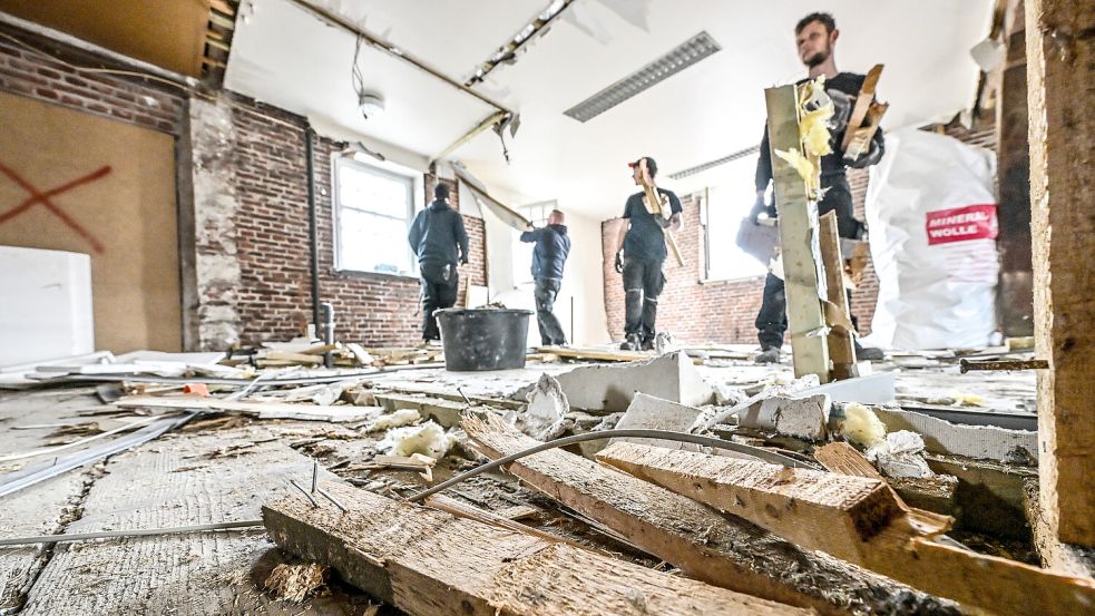 Die Voorwold-Mitarbeiter Kevin Plößer (von rechts), Thomas Ritz, Jan Robbe und Eilert Pott entfernen die alten Leichtbauwände und Fußböden. Foto: Klaus Ortgies