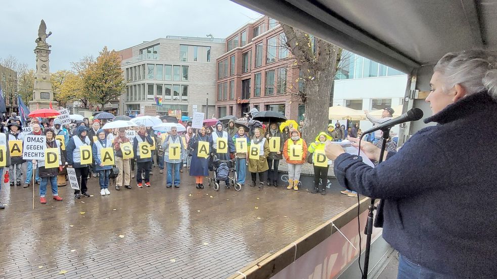 Hunderte Menschen folgten dem Aufruf von Katharina Birch vom Leeraner Bündnis für Demokratie und Vielfalt. Foto: Bodo Wolters