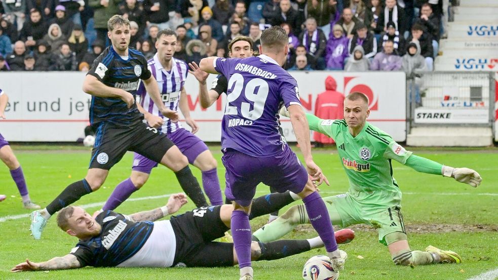 Schon fast im Tor, aber eben nur fast: David Kopacz vom VfL Osnabrück legt hier den Ball zurück auf Lars Kehl (nicht im Bild), der über den Duisburger Kasten schießt. Foto: Helmut Kemme