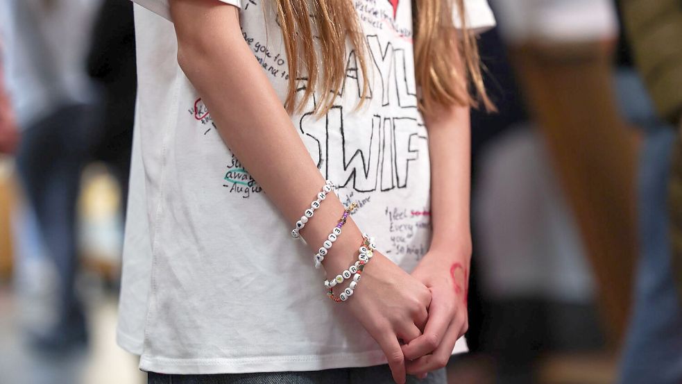 Auch viele junge Fans sind ins Museum gekommen, um das Werk Heysers zu sehen. Foto: Hannes P. Albert/dpa