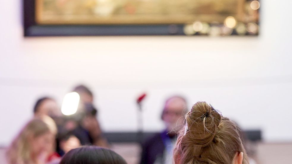 Das Gemälde von Friedrich Heyser wurde zwischenzeitlich umgehängt, um dem Ansturm der Swift-Fans gerecht zu werden. Foto: Hannes P. Albert/dpa