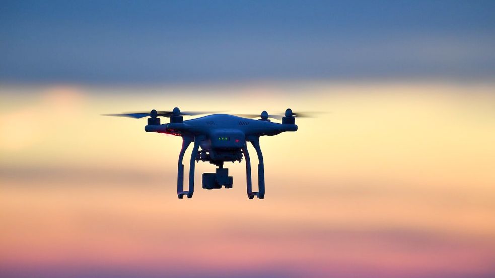 Eine Drohne wurde am Sonntagabend in der Nähe des Flughafens Bremen gesichtet. (Symbolbild) Foto: Felix Kästle/dpa