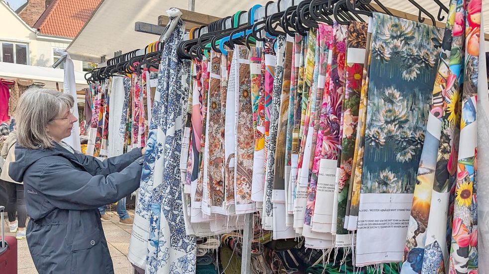 Der Stoffmarkt lockte viele Kunden auf den Marktplatz. Foto: Eva van Loh