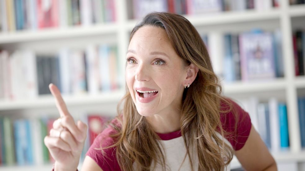 Das Kind von Carolin Kebekus hat an seinem ersten Geburtstag auf eine Kerze gehauen. Foto: Henning Kaiser