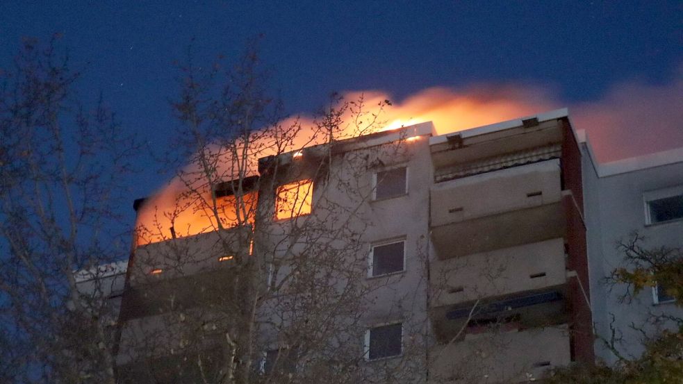 Warum der Brand ausbrach, war zunächst nicht klar. Foto: Rene Priebe/PR-Video/dpa