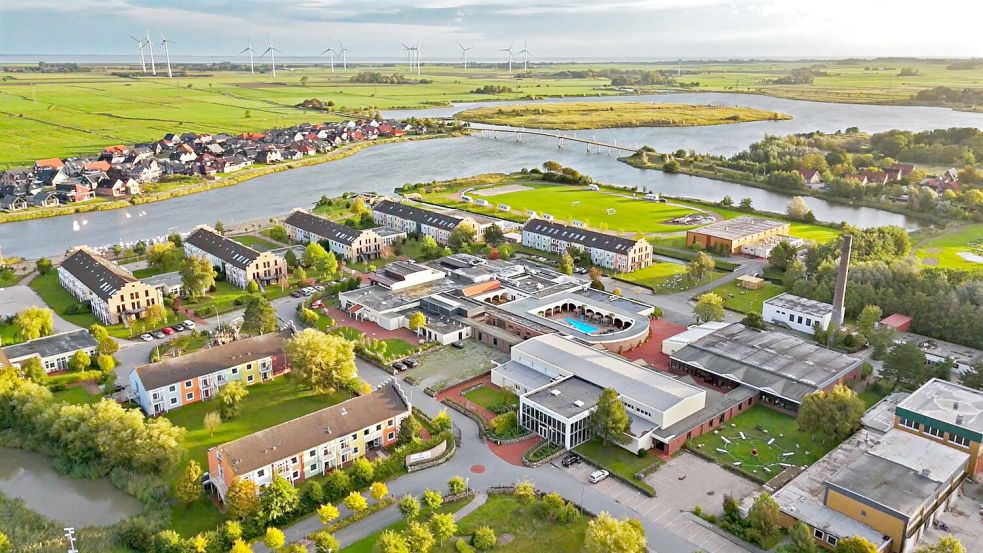 Ein Luftbild des Wangerland Resorts (im Vordergrund) zeigt die Nähe der runden Insel im Wangermeer zur Urlaubsanlage. Dorthin könnte ab 2029 ein riesiger Abenteuerspielplatz Gäste locken. Foto: Wangerland Resort