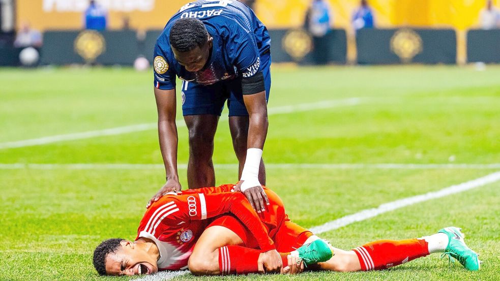 Der Schockmoment: Jamal Musiala liegt im Viertelfinalspiel gegen PSG bei der Club-WM in Atlanta verletzt am Boden. (Archivbild) Foto: Malachi Gabriel