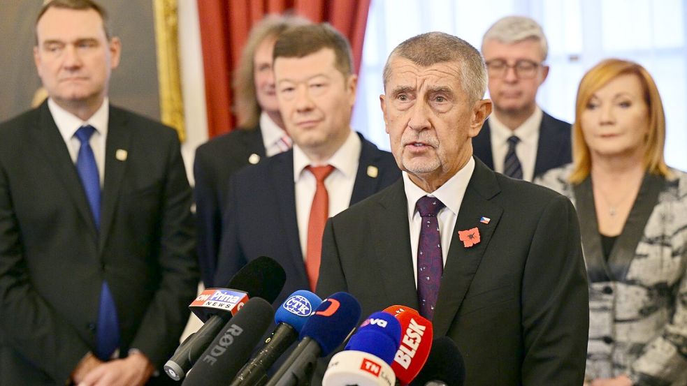 Andrej Babis (vorne), tschechischer Milliardär und Gründer der Partei ANO, hat in Prag einen Koalitionsvertrag mit den Vorsitzenden der ultrarechten Freiheit und direkte Demokratie (SPD) und der Autofahrerpartei Motoristen unterzeichnet. Foto: ·imánek Vít/CTK/dpa