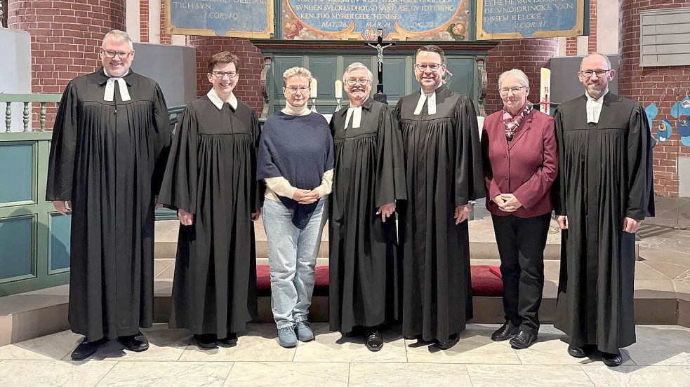 Beim Einführungsgottesdienst stellten sich Pastor Matthias Tolsdorf (Wittmund, von links), Pastorin Heidrun Ott (Kirchenkreis Norden, Altenseelsorge), Herma Heyken (Kirchenkreisvorstand), Pastor Roman Ott, Superintendent Christian Neumann, Johanne Dannholz (Kirchenkreisvorstand und Pastor Klemens Niemann (Marienhafe) dem Fotografen. Foto: privat