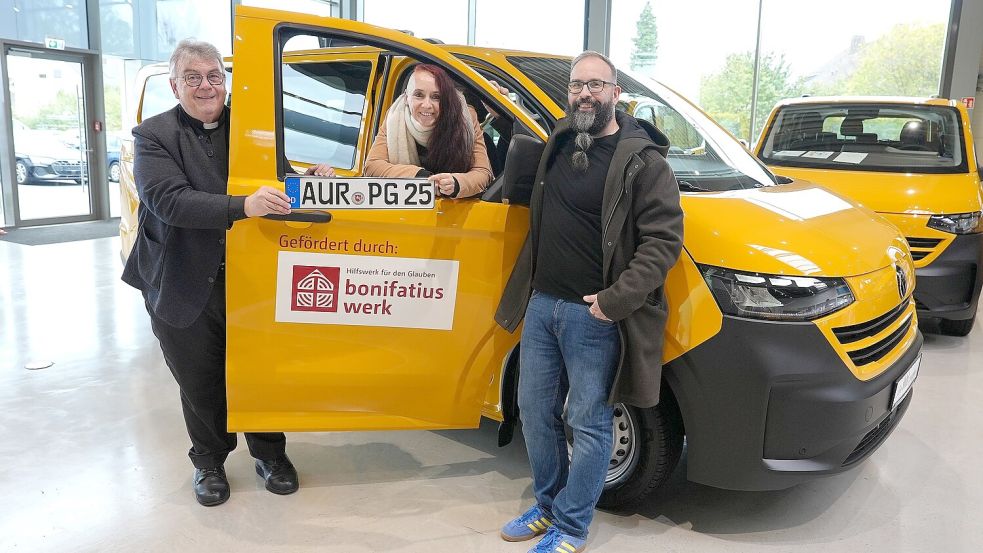 Bonifatiuswerk-Generalsekretär Monsignore Georg Austen (links) übergibt den neuen BONI-Bus an Christine und Daniel Gauda von der katholischen Gemeinde in Wiesmoor. Foto: Matthias Band