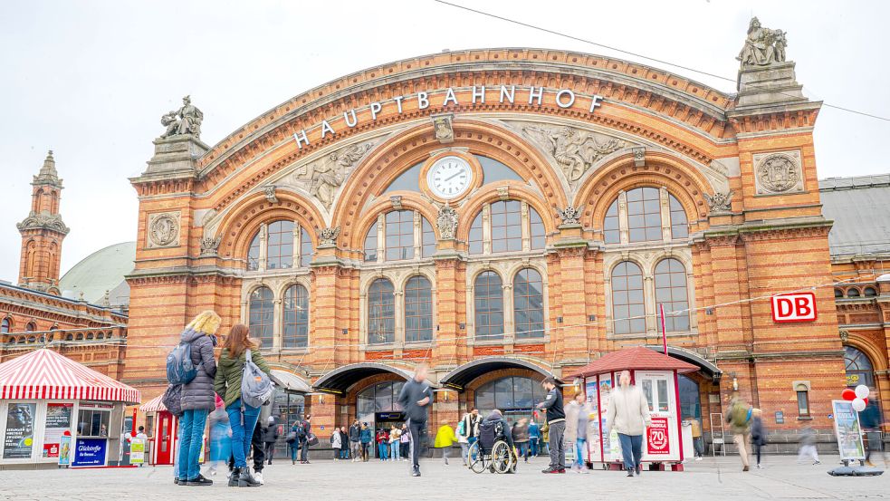 Zivile Einsatzkräfte haben am Bremer Hauptbahnhof einen gesuchten Mann festgenommen. Foto: Sina Schuldt / dpa