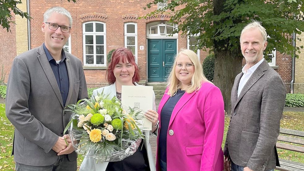 Hanna Röbkes (2. von links) ist neue Standesbeamtin in Weener. Bürgermeister Heiko Abbas (von links), die stellvertretende Fachbereichsleiterin Gesa Bojen und der Erste Stadtrat Hermann Welp gratulierten ihr zur neuen Aufgabe. Foto: privat