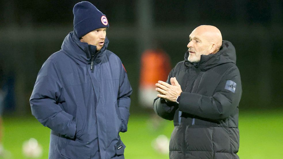 Henning Rießelmann im Austausch mit Stefan Emmerling. Foto: Jens Doden/ Emden