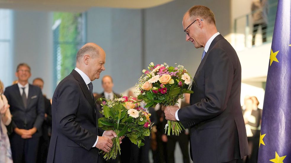 Das Kanzleramt hat SPD-Mann Scholz an seinen CDU-Nachfolger Merz übergeben - einfacher Abgeordneter bleibt er. (Archivbild) Foto: Michael Kappeler