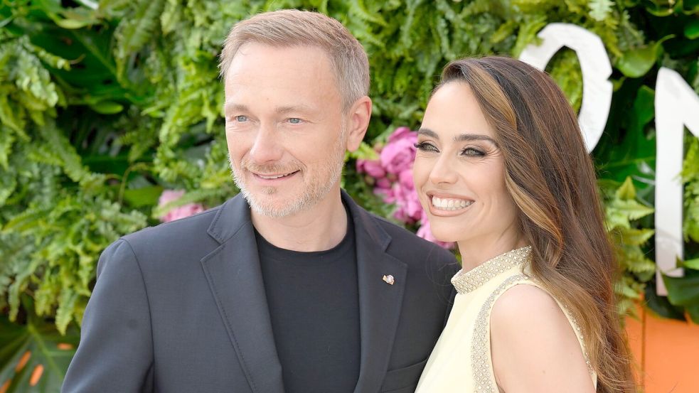 Ex-Finanzminister Christian Lindner widmet sich heute auch Vaterpflichten - er hat ein Baby mit der Journalistin Franca Lehfeldt. (Archivbild) Foto: Roberto Pfeil