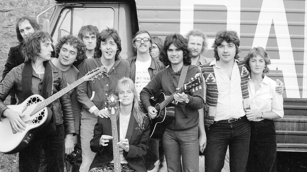 Undatiertes Foto von Paul McCartney (Mitte links), neben seiner Frau Linda, mit den Bandkollegen von Wings. Foto: Heather McCartney/