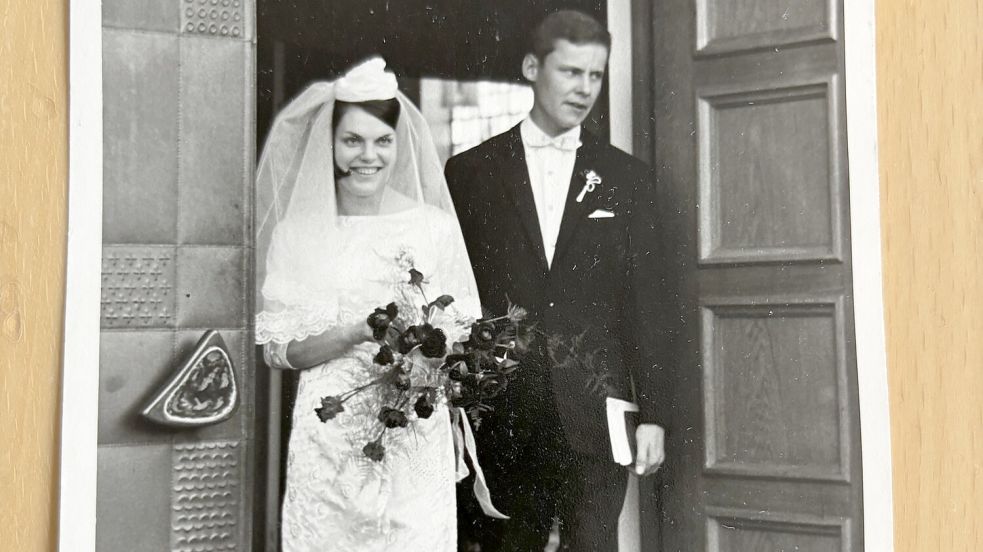 Frisch vermählt: Das Ehepaar Wehmhörner kommt am 5. November 1965 aus der Kirche in Delmenhorst. Foto: privat/Archiv