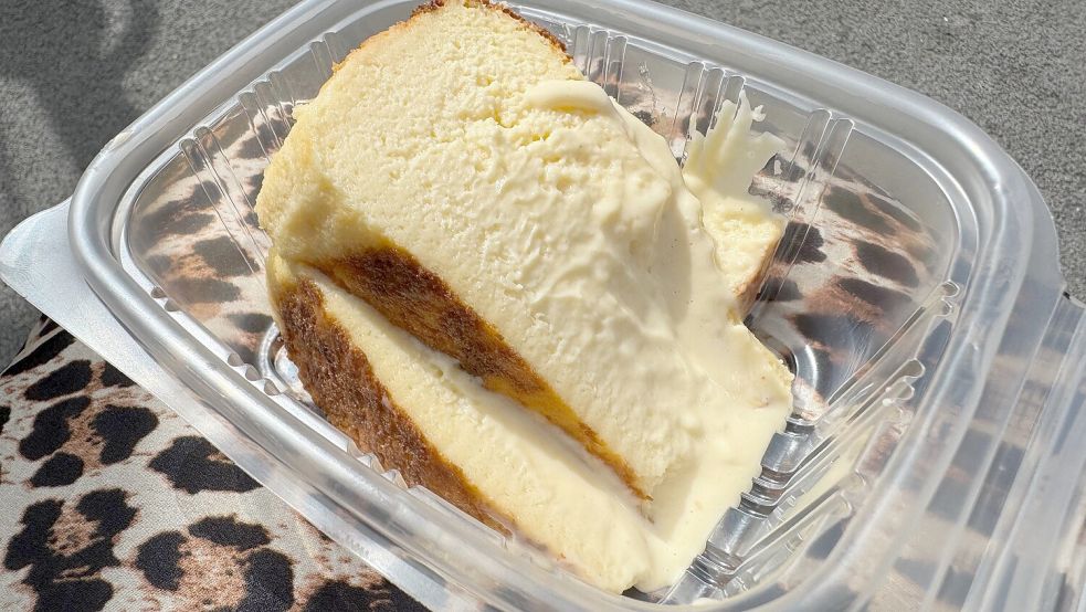 Außen karamellisiert, innen cremig weich. So sieht der perfekte San Sebastian Käsekuchen aus. Foto: Melanie König