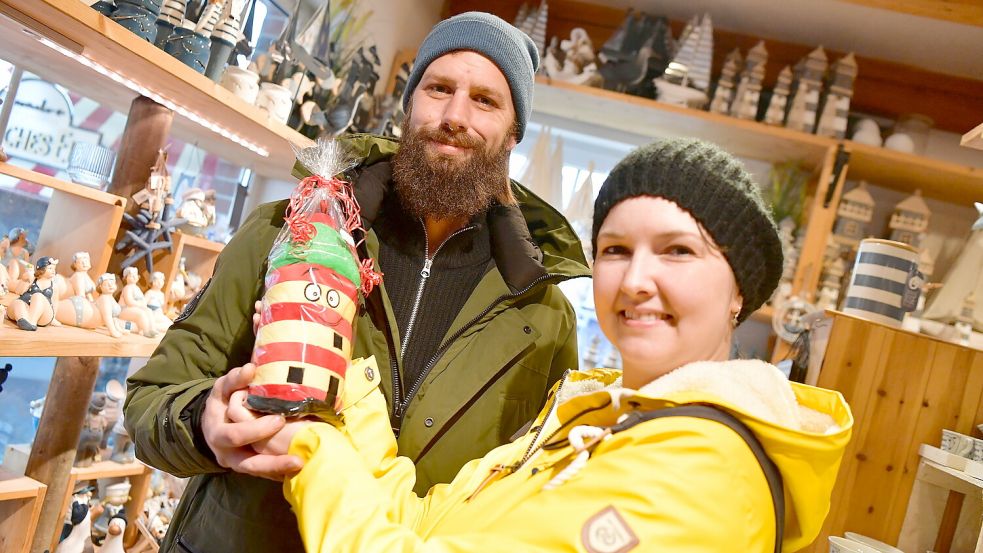 Alexander und Sabrina aus Lippstadt haben ein Auge auf den Pilsumer Leuchtturm geworfen. Foto: Heinz Wagenaar