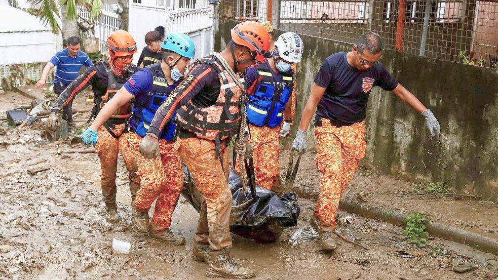 Mindestens drei Menschen sind durch „Kalmaegi“ ums Leben gekommen. Foto: Jacqueline Hernandez/AP/dpa