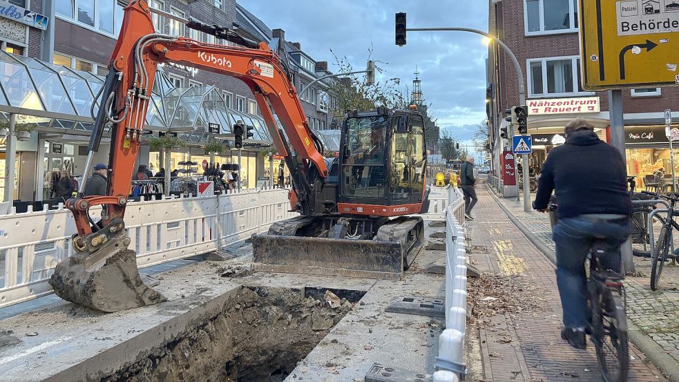 Ein Radfahrer flitzt an der Baustelle in der Neutorstraße vorbei. Seit dem 6. Oktober 2025 ist die Straße im Abschnitt zwischen Agterum und Rathausplatz für den Autoverkehr voll gesperrt. Die Stadtwerke haben mit den Arbeiten an den Versorgungsleitungen begonnen. Fotos: Mona Hanssen