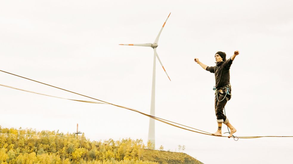 Ein Dutzend Slackliner balancierte am Wochenende in schwindelerregender Höhe über dem Steinbruch am Piesberg in Osnabrück. Foto: Maja Kusche