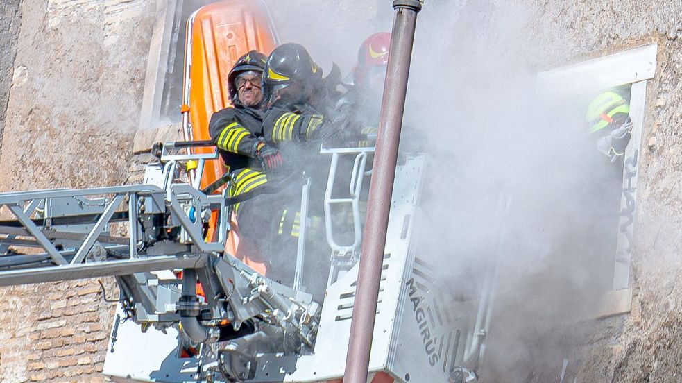 Während des Rettungseinsatzes der Feuerwehr stürzte ein weiterer Teil des Turms ein. Foto: Domenico Stinellis/AP/dpa