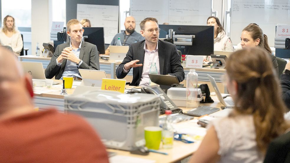 Im Katastrophenschutz-Stab, in der Mitte Leiter Kreisrat Sebastian Smolinski, liefen die Fäden zusammen. Foto: Landkreis Aurich