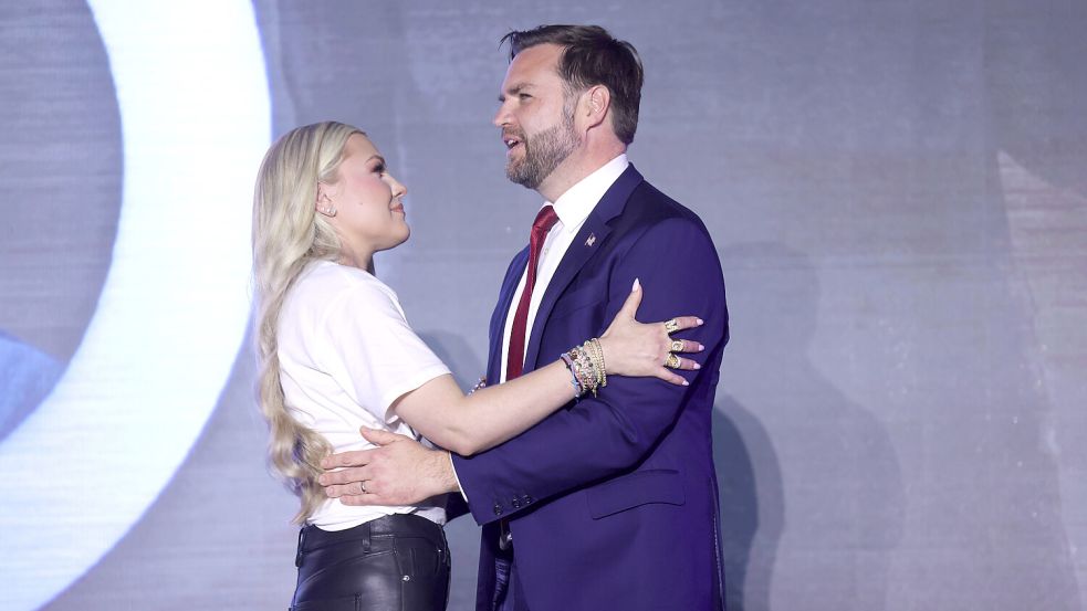 Social Media in Aufruhr: JD Vance und Erika Kirks Begegnung an der University of Mississippi löst Wellen der Kritik aus. Foto: IMAGO/Gage Skidmore