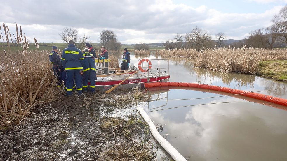 Bei Unfällen gelangen immer wieder Schadstoffe ins Wasser. (Symbolbild) Foto: Thomas Frey