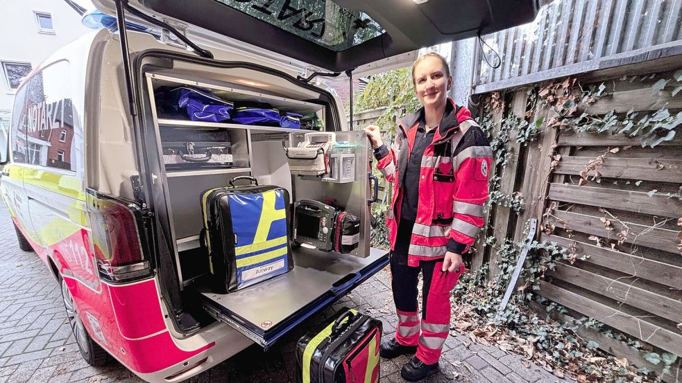 Notfallsanitäterin Alischa Ebeling ist begeistert vom neuen Notarztwagen und seiner Einrichtung. Ausrüstung ist griffbereit verpackt. Foto: Karin Lüppen