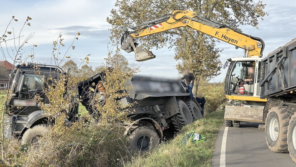 Ein Bagger musste vor der Bergung zunächst den schweren Auflieger entladen. Foto: Aiko Recke