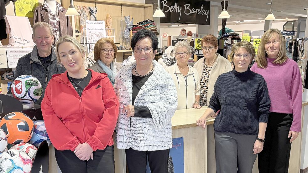 Das Team von Mode & Sport Lay (von links): Jan Lay, Antje Nanninga (ehemalige Mitarbeiterin), Tjalda Bauer, Alice Beckmann, Christel Röben, Lenchen Lay-Freese, Sigrun Welzel und Ricarda Heisig. Es fehlen Insa Klüver und Anni Otten. Fotos: Walker