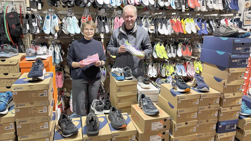 Groß ist die Auswahl im Bereich Sportschuhe. Das Foto zeigt Sigrun Welzel und Jan Lay.
