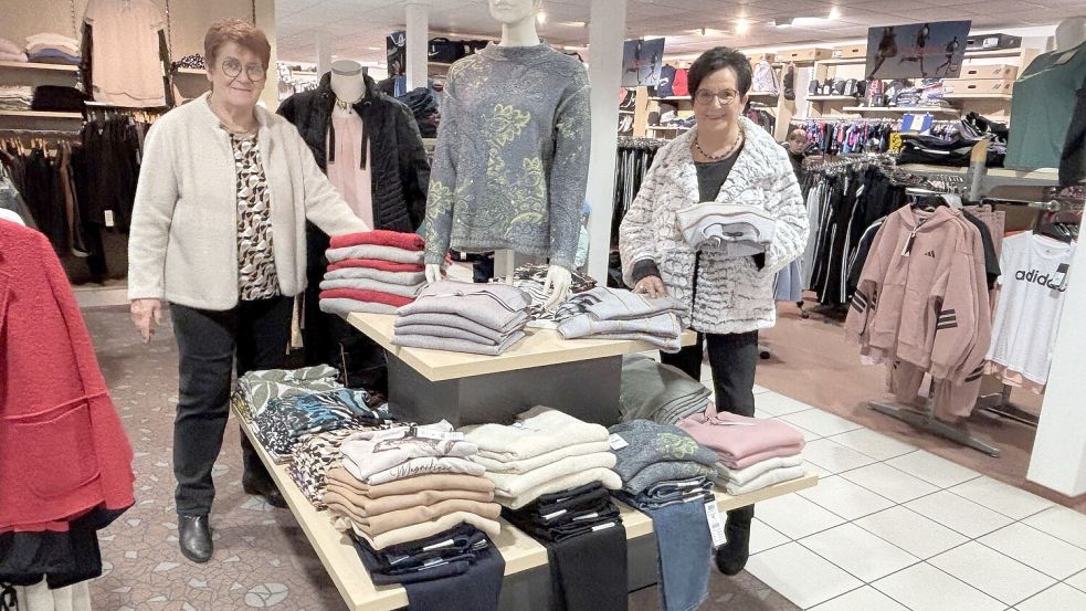 Die neue Herbstware ist bei Mode & Sport Lay bereits eingetroffen. Das Foto zeigt Lenchen Lay-Freese (links) und Alice Beckmann.