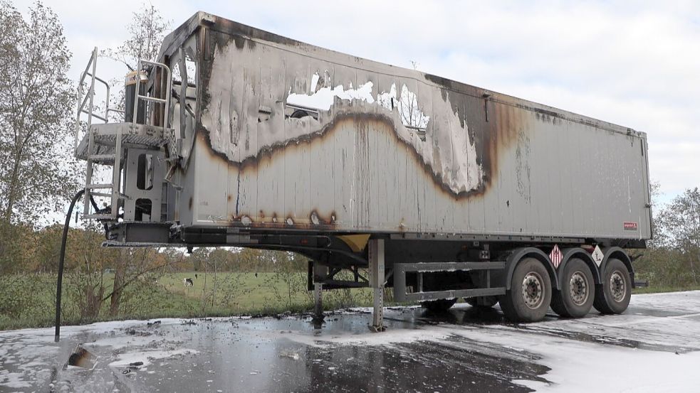 Ein brennender Sattelauflieger hat am Dienstag den Verkehr auf der B75 zwischen Delmenhorst und Bremen in beide Richtungen zum Erliegen gebracht. Foto: Nonstopnews