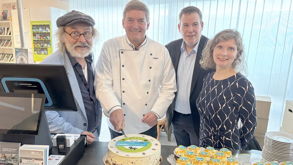 Feierten am Wochenende den ersten Geburtstag des Ostfriesischen Krimimuseums in Norden: Autor Klaus-Peter Wolf (von links), Konditor Jörg Tapper, Bürgermeister Florian Eiben und Kurdirektorin Eva Krüger-Linzer. Foto: Tourismus-Service Norden Norddeich