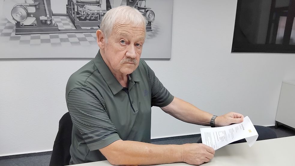 Wilhelm Jansen ist seit 52 Jahren Kunde der EWE. Bereits in der Vergangenheit ärgerte er sich mehrfach über seinen Stromanbieter. Foto: Clarissa Scherzer