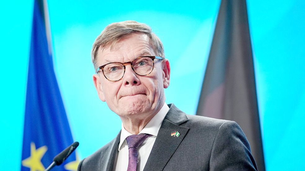 Bei einer Pressekonferenz in Berlin erklärt sich Außenminister Johann Wadephul (CDU) ausführlich zu den Irritationen über seine Asyl-Äußerungen in Syrien. Foto: Kay Nietfeld/dpa