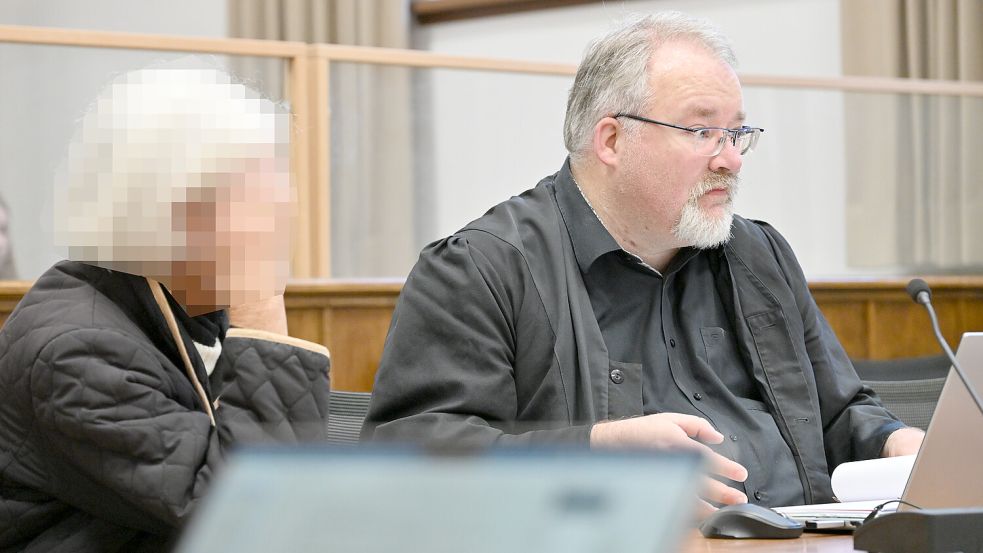 Eine 81-jährige Auricherin steht wegen Totschlags vor Gericht. Das Foto zeigt die Angeklagte beim Prozessauftakt mit Verteidiger Joachim Müller. Foto: Klaus Ortgies