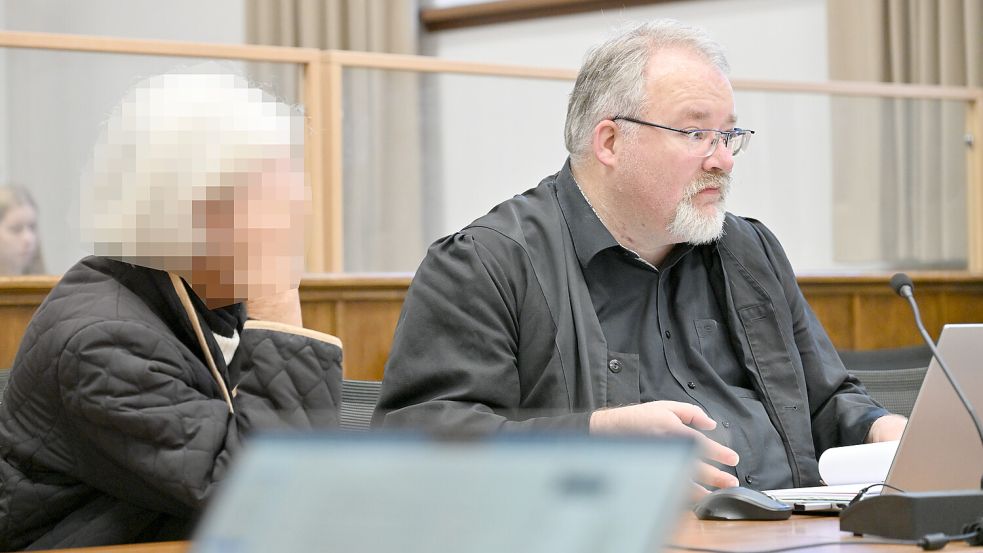 Eine 81-jährige Auricherin steht wegen Totschlags vor Gericht. Das Foto zeigt die Angeklagte beim Prozessauftakt mit Verteidiger Joachim Müller. Foto: Klaus Ortgies