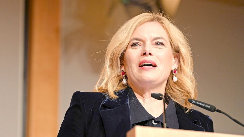 Bundestagspräsidentin Julia Klöckner hielt in Berlin eine Laudatio auf die Streetworkerin Sabine Constabel, die sich gegen Prostitution engagiert. Foto: Elisa Schu/dpa