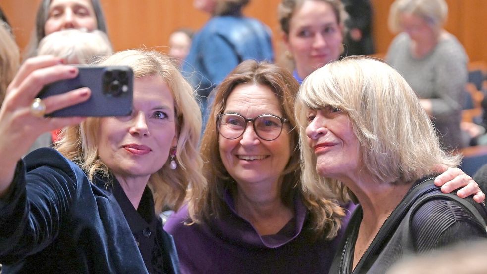Julia Klöckner (v.l.-r., CDU), Bundestagspräsidentin, Mechthild Heil (CDU) und Frauenrechtlerin Alice Schwarzer lächeln für ein Selfie. Foto: Elisa Schu/dpa
