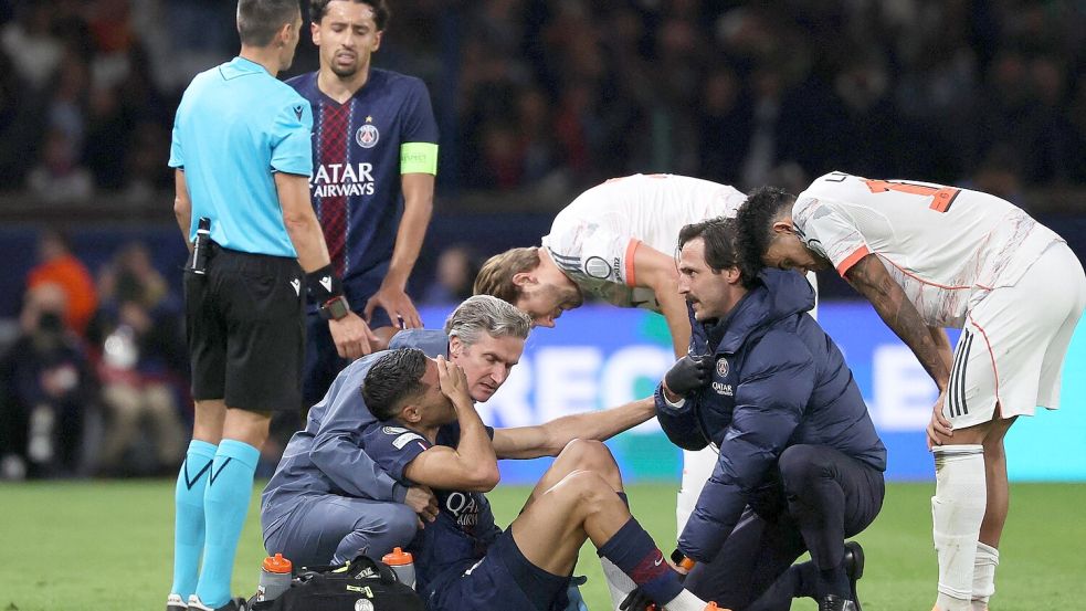 Achraf Hakimi verlässt das Spielfeld weinend und humpelnd. Foto: AFP/Anne-Christina Poujoulat