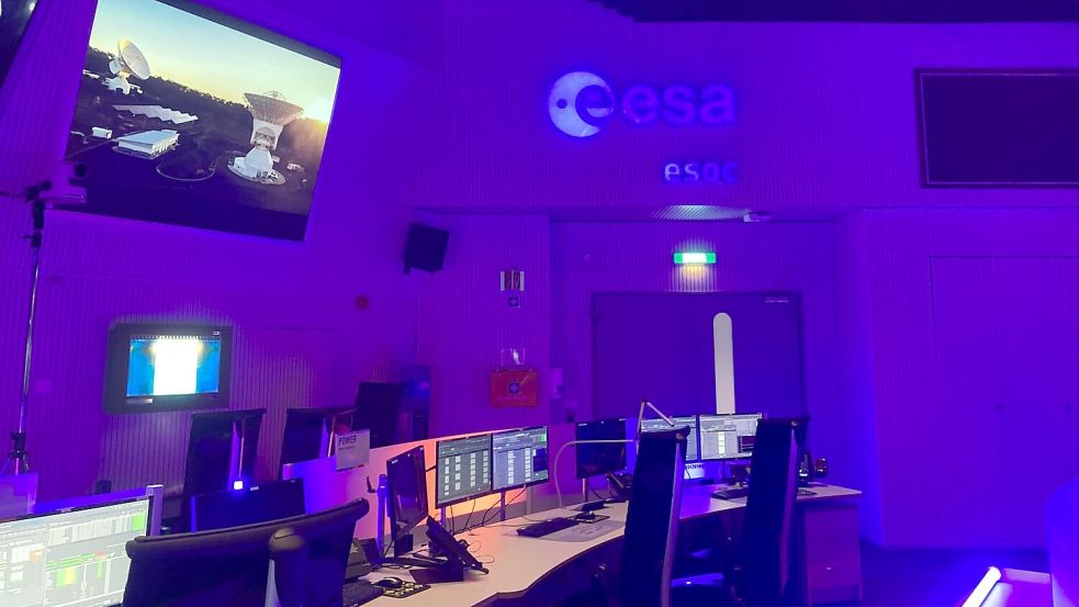 Der neue Erdbeobachtungssatellit soll vom Kontrollzentrum aus gesteuert werden. (Archivbild) Foto: Oliver Pietschmann/dpa