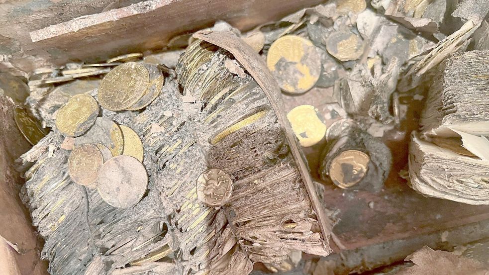 So sah der Münzschatz aus, als er aus der Erde geholt wurde. Foto: -/Nusmismatica Ars Classic/dpa